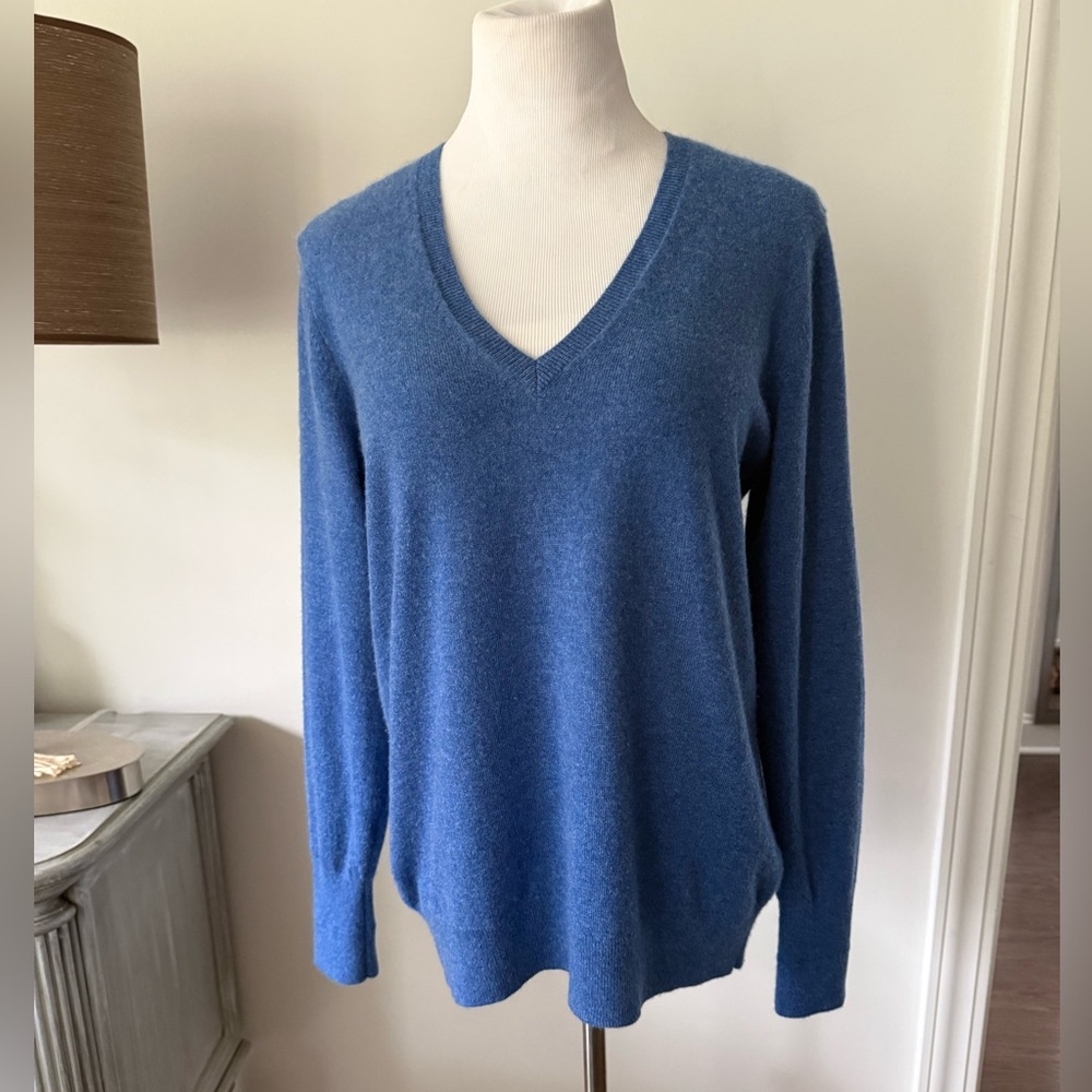 Everlane 100% Cashmere V-Neck Classic Blue Sweater
Size
XL - Picture 2 of 10